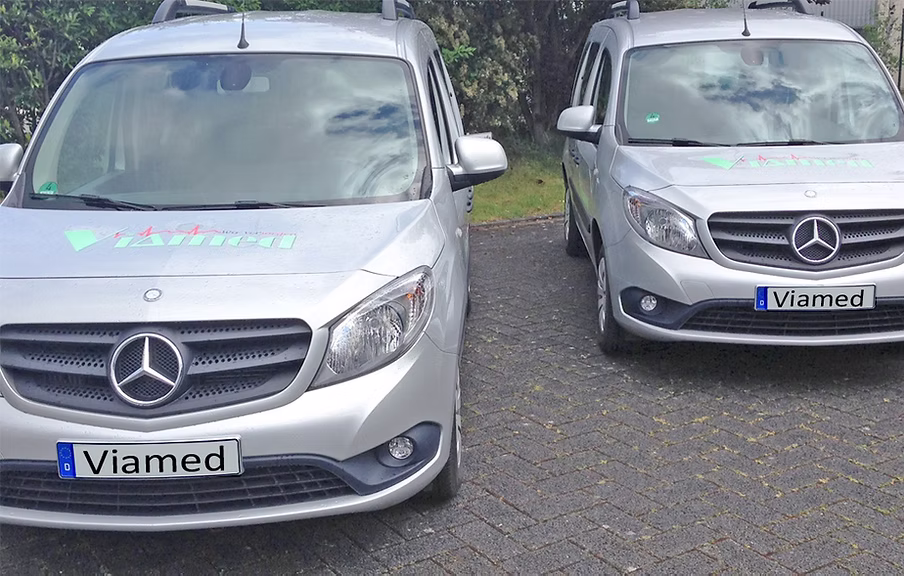 Zwei gepflegte ViamedGO Mercedes-Benz Fahrzeuge der Osnabrücker Flotte